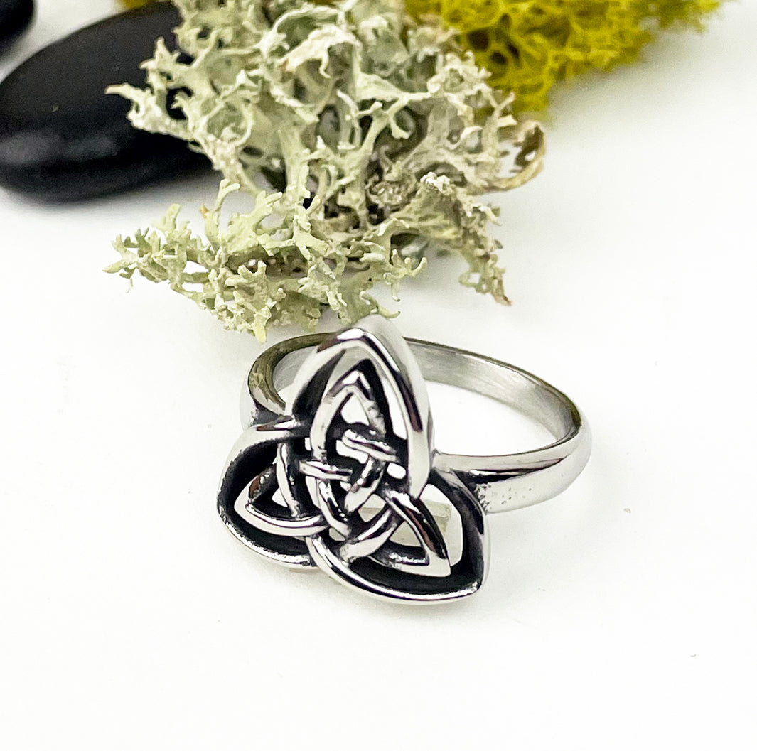 Woman's Double Trinity Triknot Ring