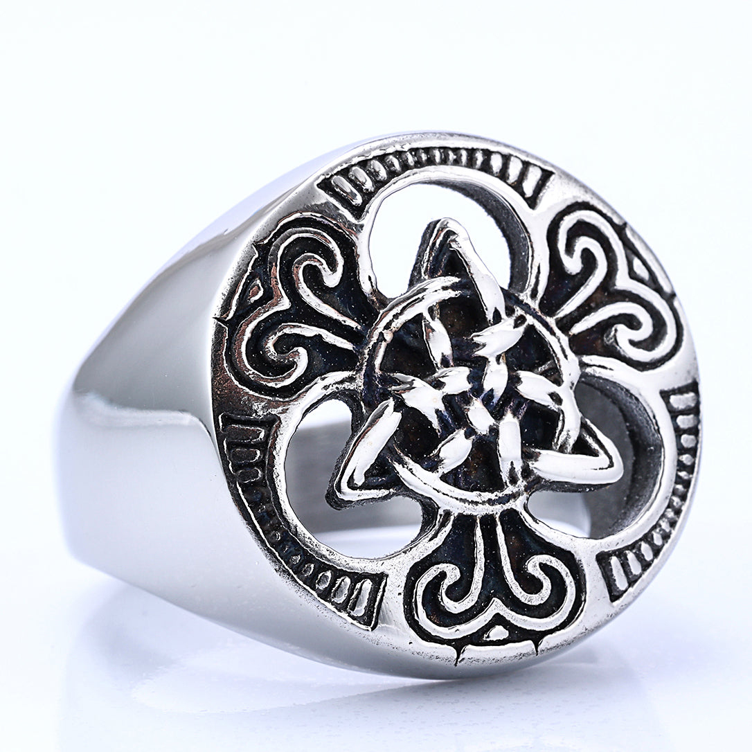 Trinity Knot Ring with Circle Center