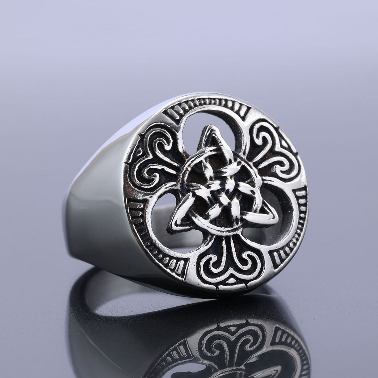 Trinity Knot Ring with Circle Center