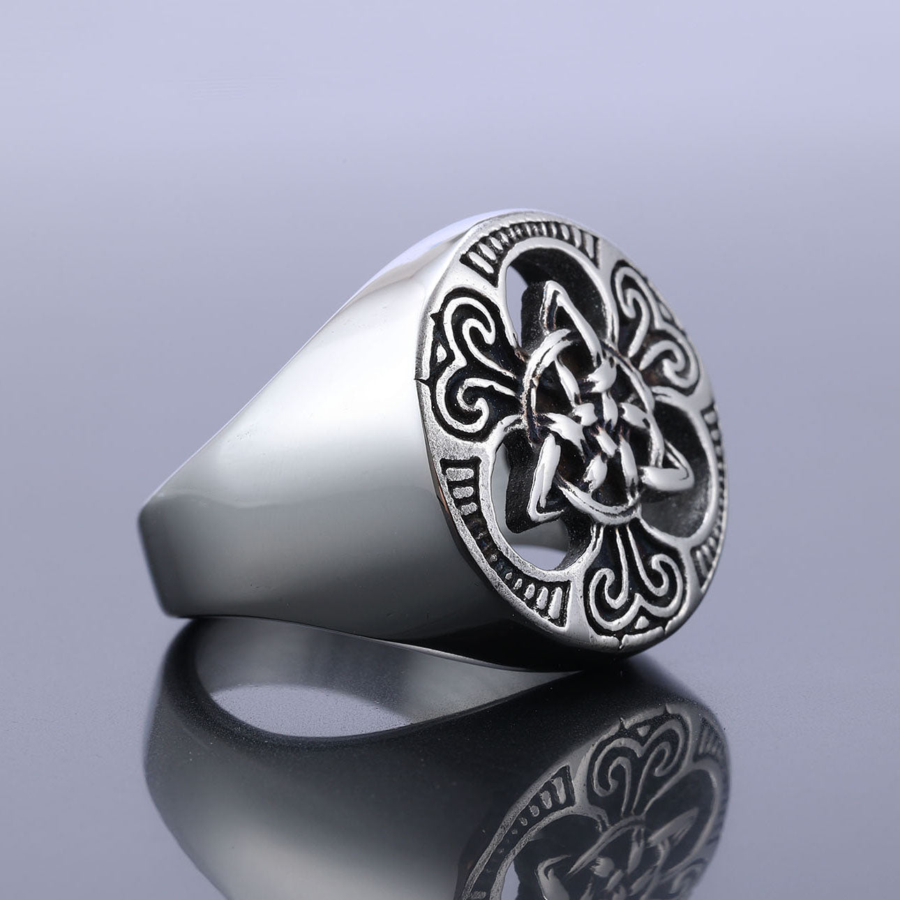 Trinity Knot Ring with Circle Center