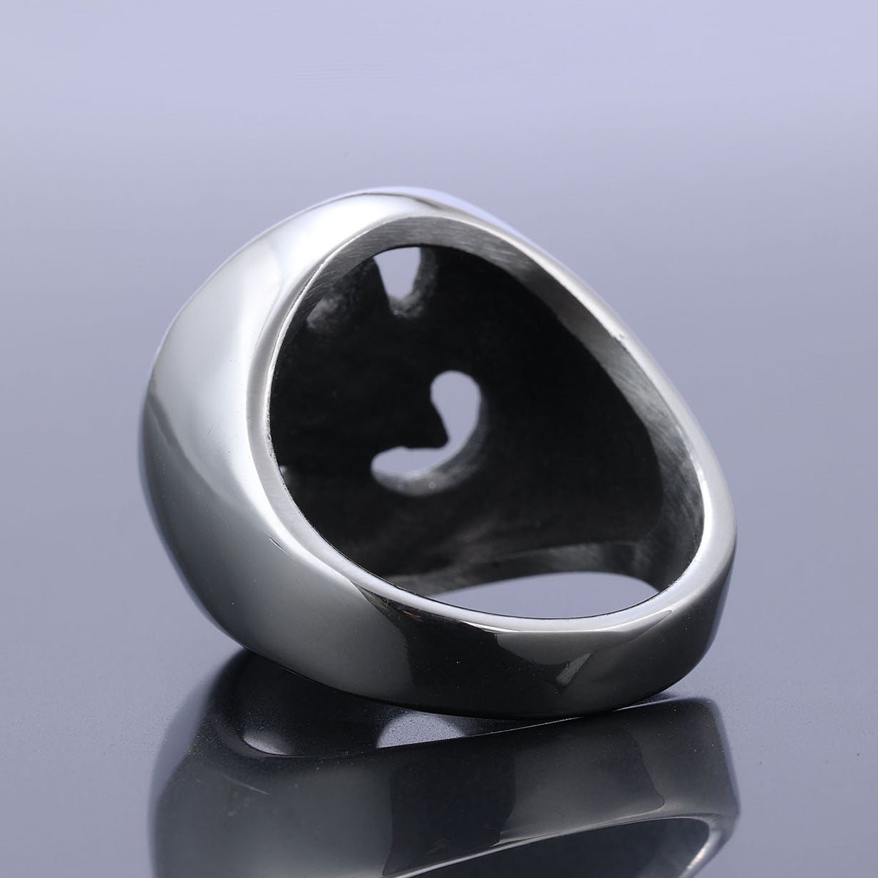 Trinity Knot Ring with Circle Center