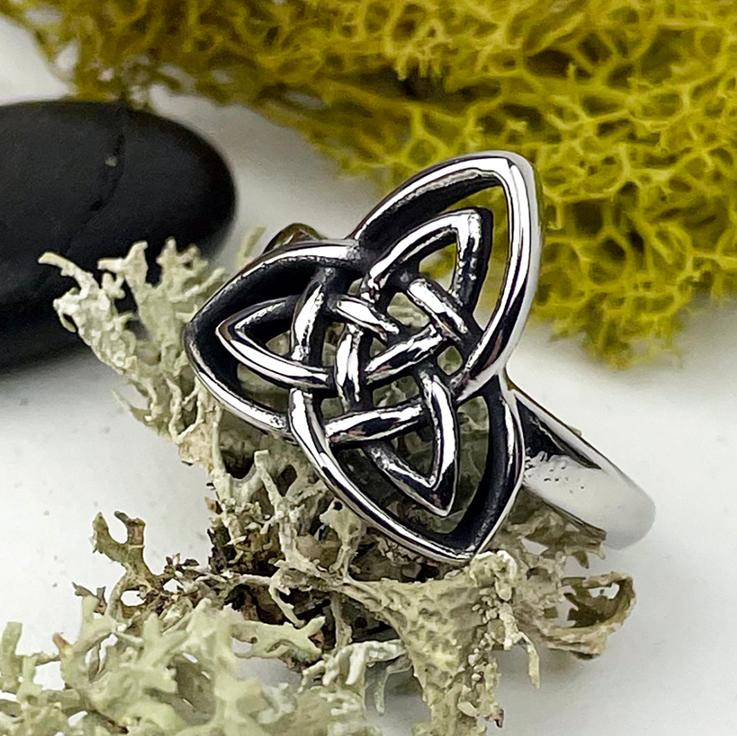 Woman's Double Trinity Triknot Ring