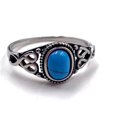 Woman's ring with Blue oval stone