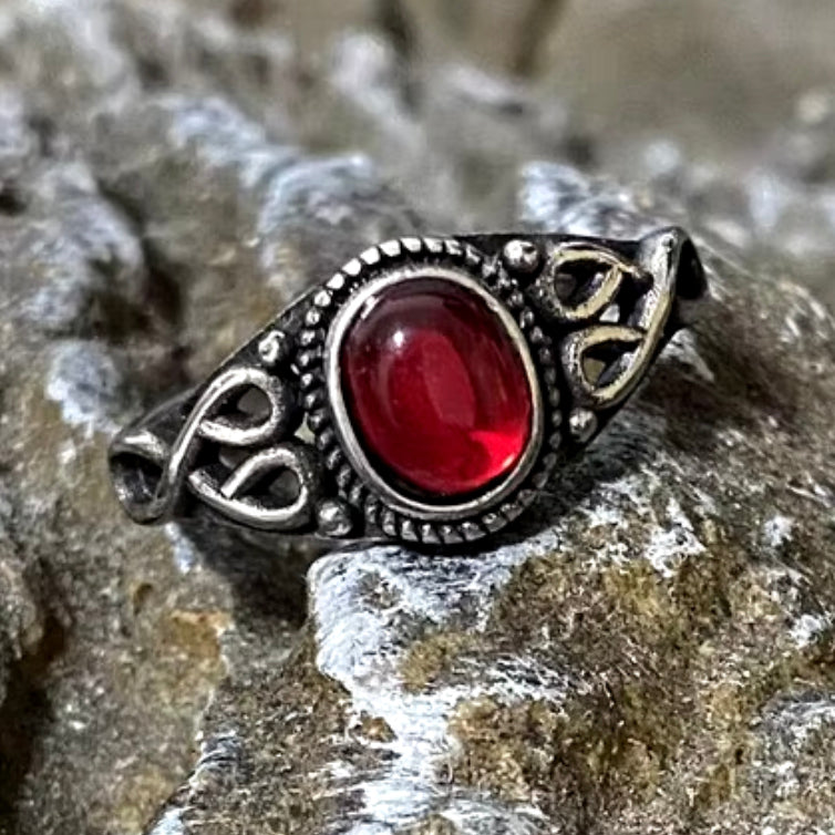 Woman's ring with oval stone