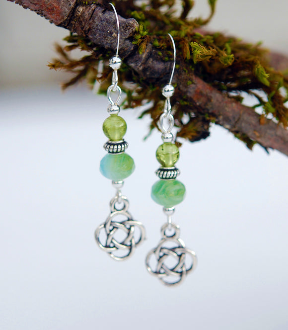 Peridot with Rondelle Glass with Triknot