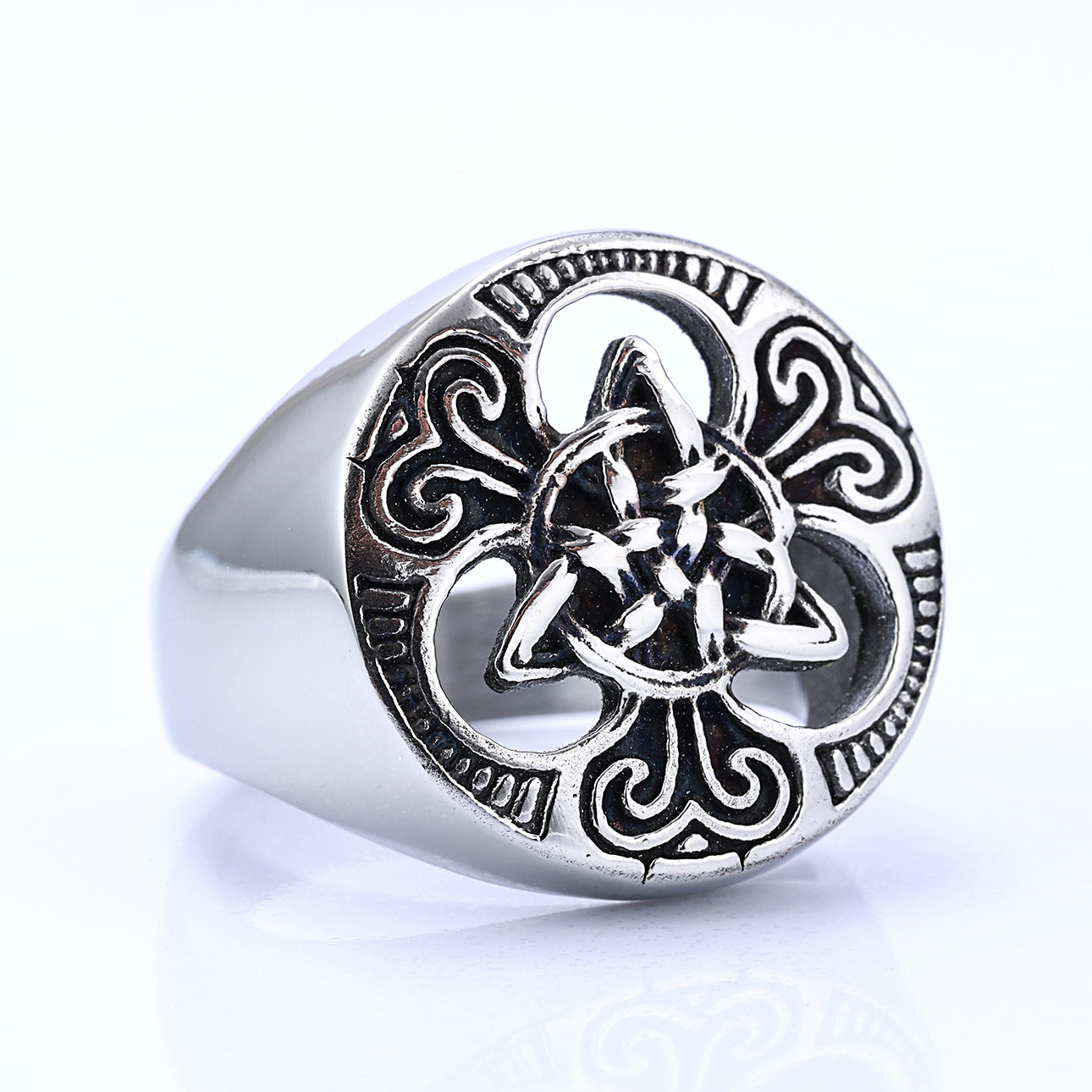 Trinity Knot Ring with Circle Center