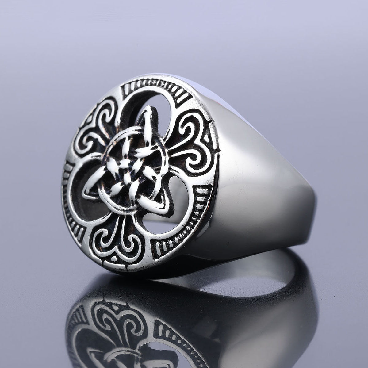 Trinity Knot Ring with Circle Center